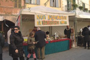 brisighella-bancarella-sua-maesta-il-tartufo